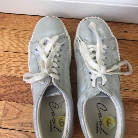 Coolest Silver Metallic Sneakers with Stars size 9 - Picture 3 of 5